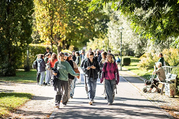 Junge Menschen laufen im Park entlang
