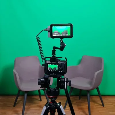 Kamera nimmt 2 Sitze vor einem Greenscreen auf