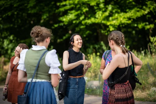 drei Absolventinnen unterhalten sich