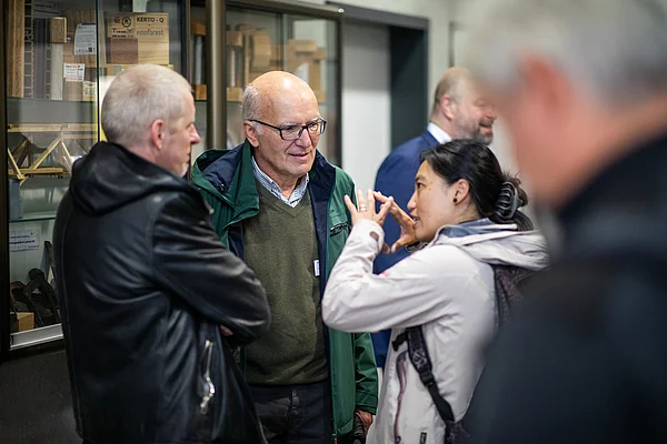 Alumnus trifft Dozierende: Persönlicher Austausch zwischen ehemaligen Studierenden und Lehrenden prägte die Jubiläumsfeier zum 20-jährigen Bestehen des FIT-Studiengangs.