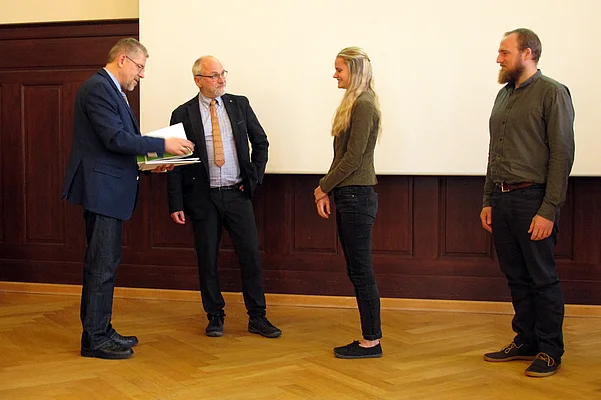  Aula der Hochschule für nachhaltige Entwicklung Eberswalde; Johannes-Schubert-Preisverleihung; Preisübergabe mit (von links) Prof. Dr. Andreas Linde (Vorsitzender der Jury), Präsident Prof. Dr. Wilhelm-Günther Vahrson und den Preisträgern Laura Rieck (FB Wald und Umwelt; SG Forstwirtschaft  (B.Sc.)) und Marius Stapelfeldt (FB Landschaftsnutzung und Naturschutz; SG Landschaftsnutzung und Naturschutz  (B.Sc.))