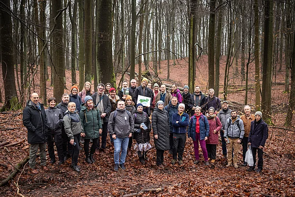 ein Menschengruppe im Wald