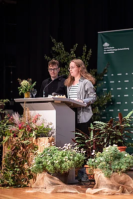 Zwei Menschen auf einer Bühne