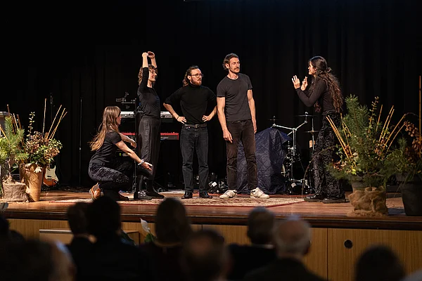 Menschen auf der Bühne