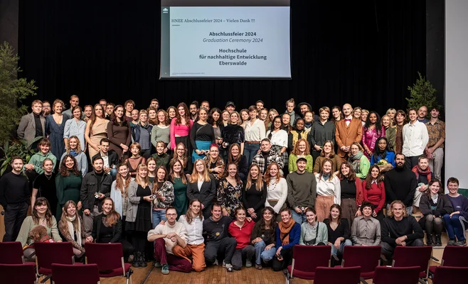Absolvent*innen der HNEE