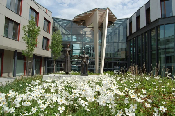 Das Dienstleistungs- und Verwaltungszentrum, auch Paul Wunderlich Haus genannt, besteht aus drei Atriumsbauten, die jeweils ein Dezernat beherbergen, und dem Gebäude für den Landrat mit dem Plenarsaal. Gebäudebrücken und eine gläserne Eingangshalle verbinden die Häuser, in deren Mitte ein sternförmiger Platz liegt. Hier werden Werke des Künstlers Paul Wunderlich gezeigt.