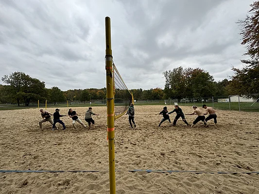 Menschen beim Sport auf Sand