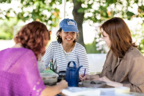 Studierende unterschiedlicher Herkunft beim Austausch auf dem Waldcampus der HNEE