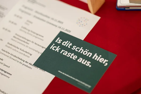 Postkarte auf einem Tisch