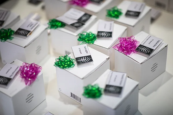 Symbolische Gastgeschenke unterstreichen die Verbundenheit zwischen HNEE und WULS-SGGW anlässlich des 20-jährigen Jubiläums des FIT-Studiengangs.