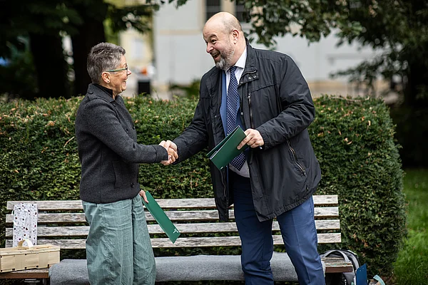 Prof. Dr. Uta Steinhardt (HNEE) und Prof. Dr. Michał Zasada (Rektor WULS-SGGW) besiegeln mit einem Handschlag die symbolische Erneuerung des Memorandum of Understanding zum 20-jährigen Jubiläum des Studiengangs FIT.