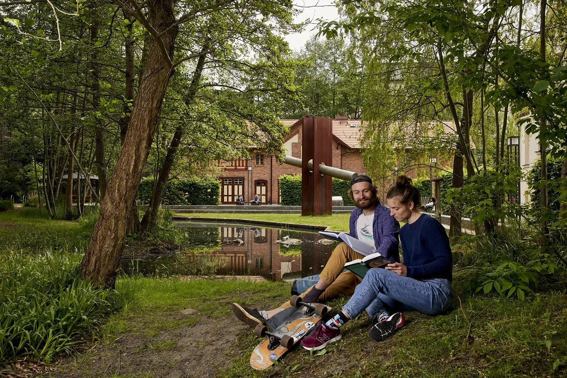Der Stadtcampus der HNEE – einer von insgesamt drei Hochschulstandorten, mit Teichbiotop, moderner Kunst und Hochschulgebäuden in diversen Baustilen.