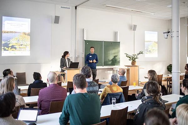 Menschen in einem Plenum