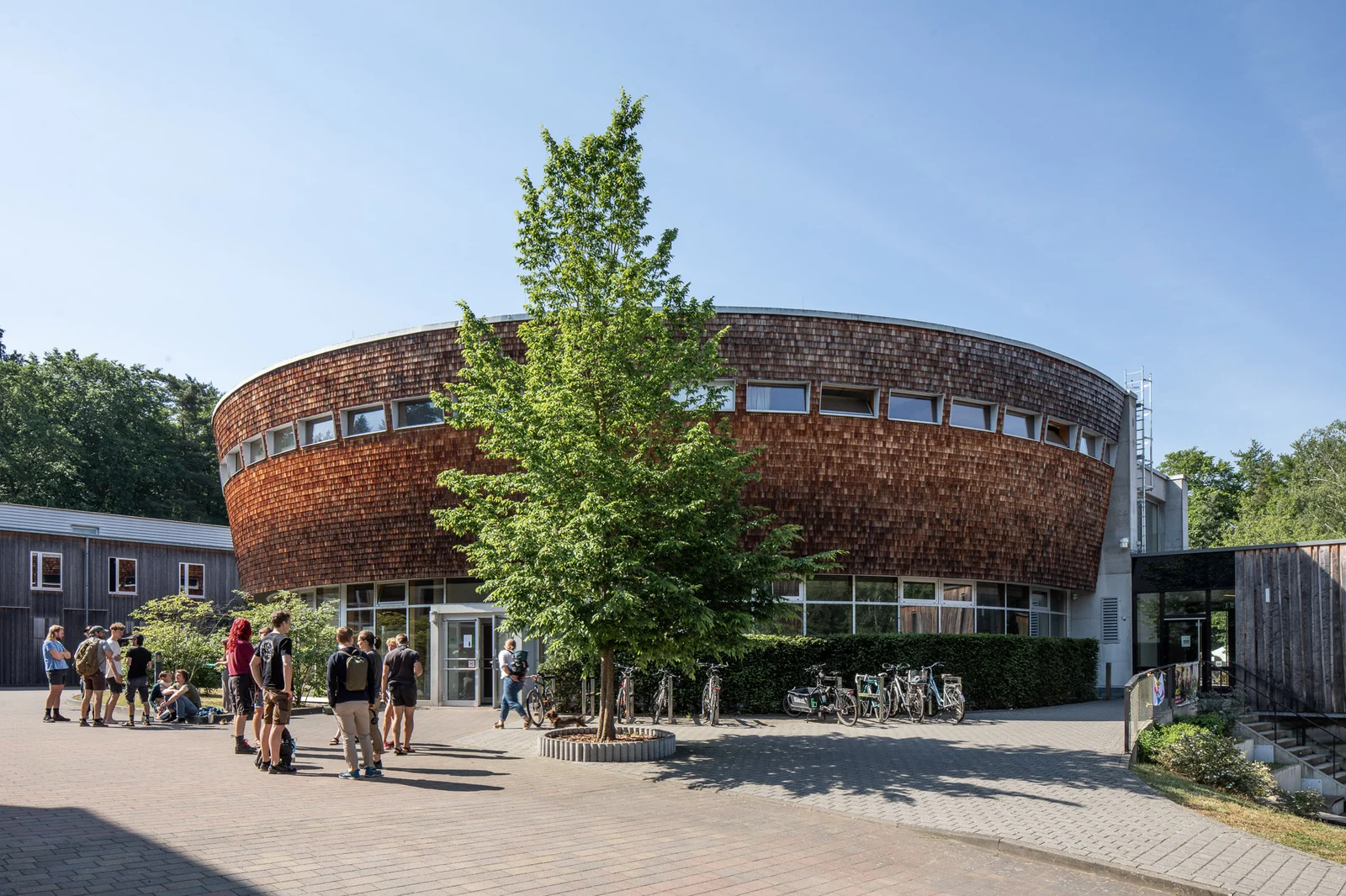 Studieninteressierte entdecken den Waldcampus der HNEE