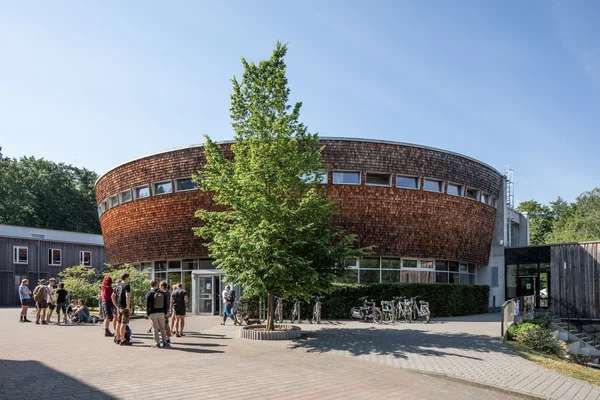 Studieninteressierte entdecken den Waldcampus der HNEE