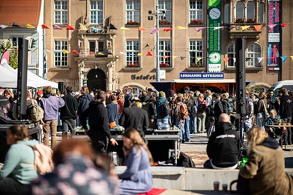 Viele Menschen auf dem Marktplatz