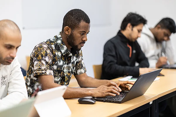 Internationale Studierende Lesen im Deutschkurs Texte