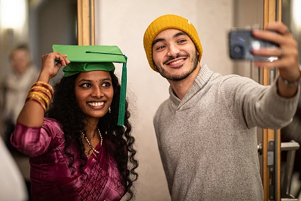 Internationale Studierende machen Selfies