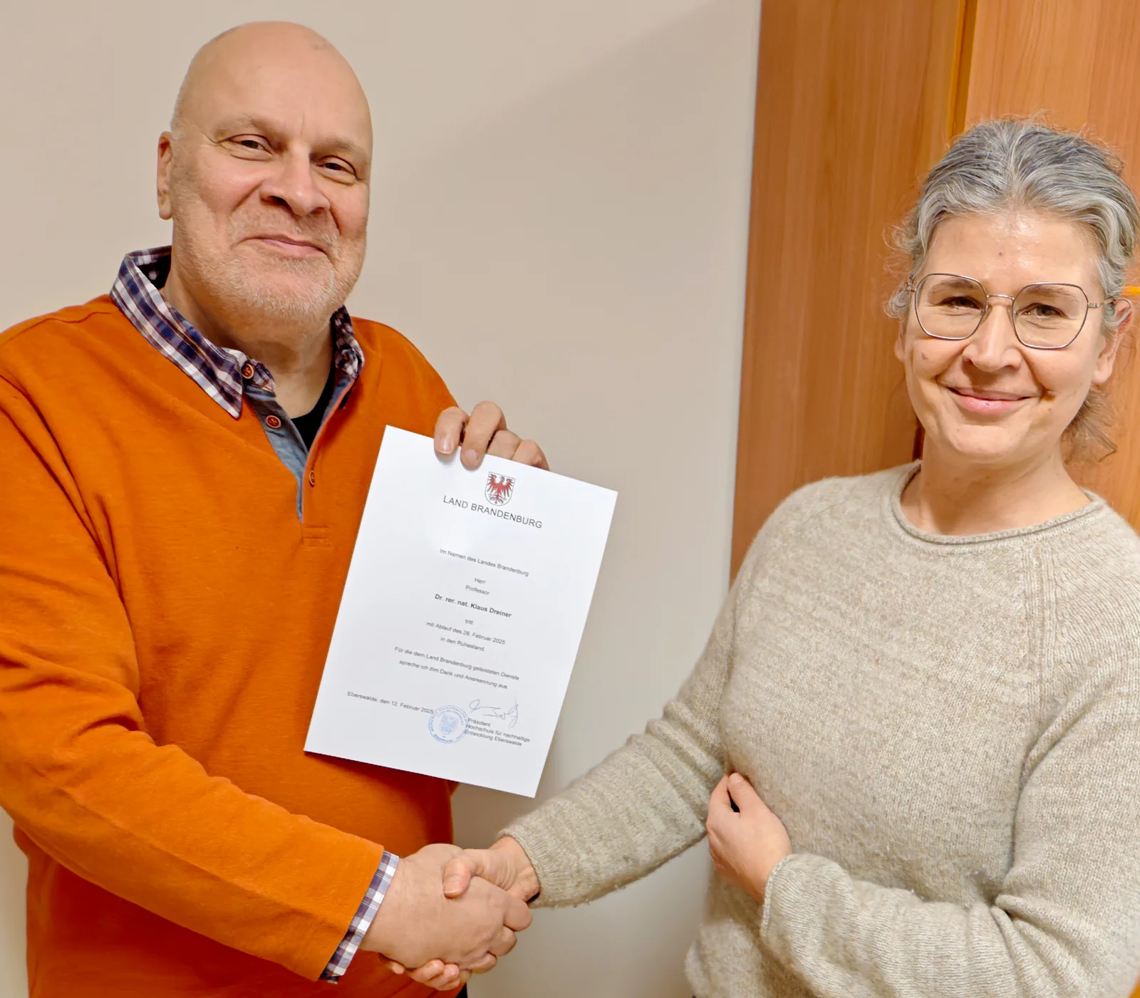 Dekanin des Fachbereichs Holzingenieurwesen, Prof. Dr. Silke Lautner, überreicht am 25. Februar 2025 Prof. Dr. Klaus Dreiner die Ruhestandsurkunde vom Land Brandenburg.